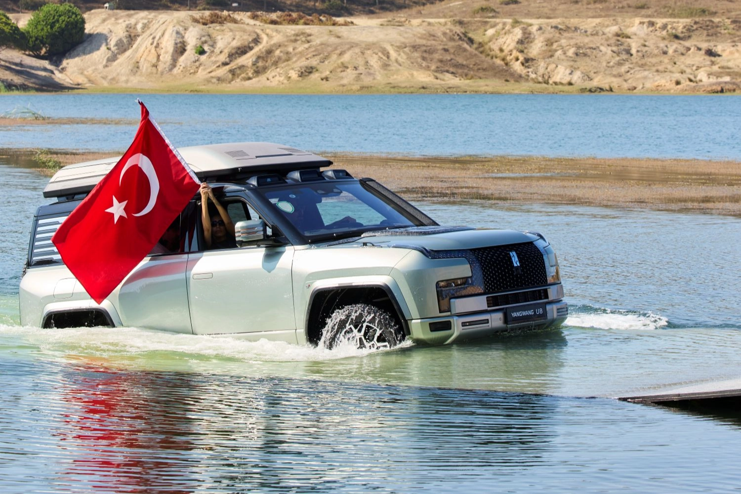 Bu arabalar hem yüzüyor, hem etrafında dönüyor, hem de zıplıyor! 