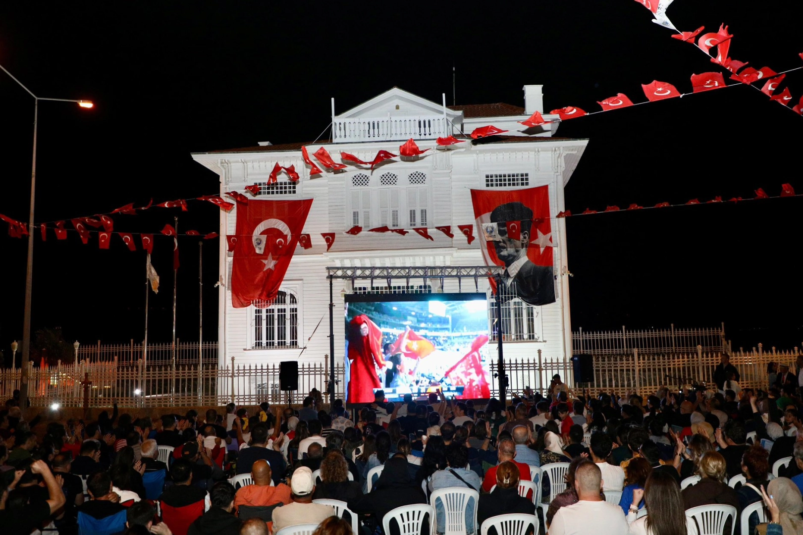 12 Dev Adam’ın final zaferi Mütareke Meydanı’nda kutlandı 