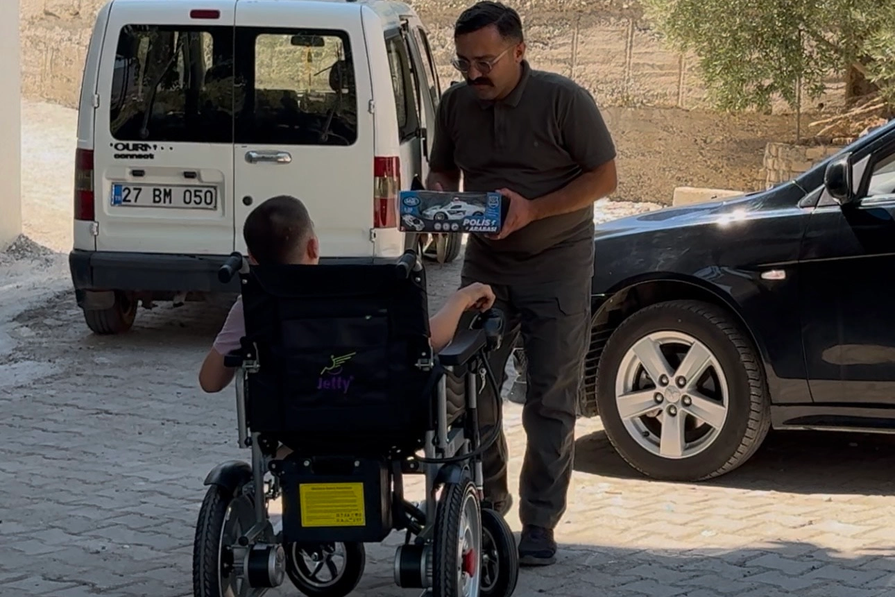 Engelli sandalyesine kavuşan Hüseyin: Ben de Mustafa Şahin amcam gibi polis olacağım 