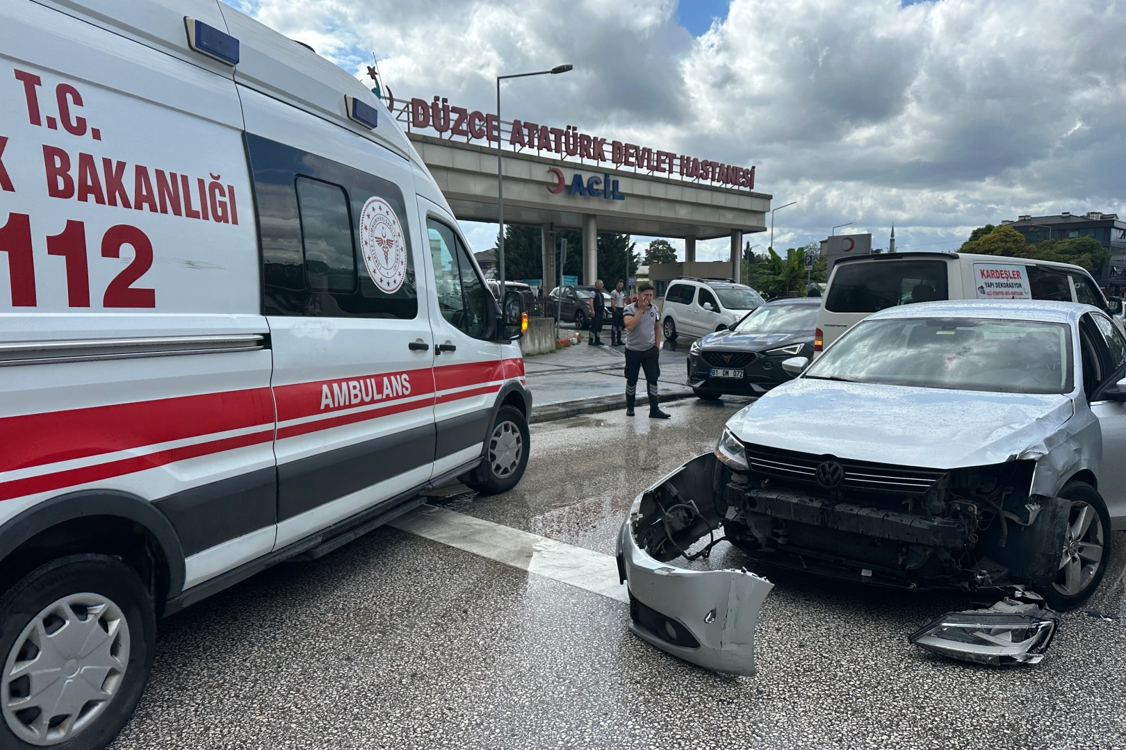 Düzce'de acil servis önünde yaralamalı kaza 