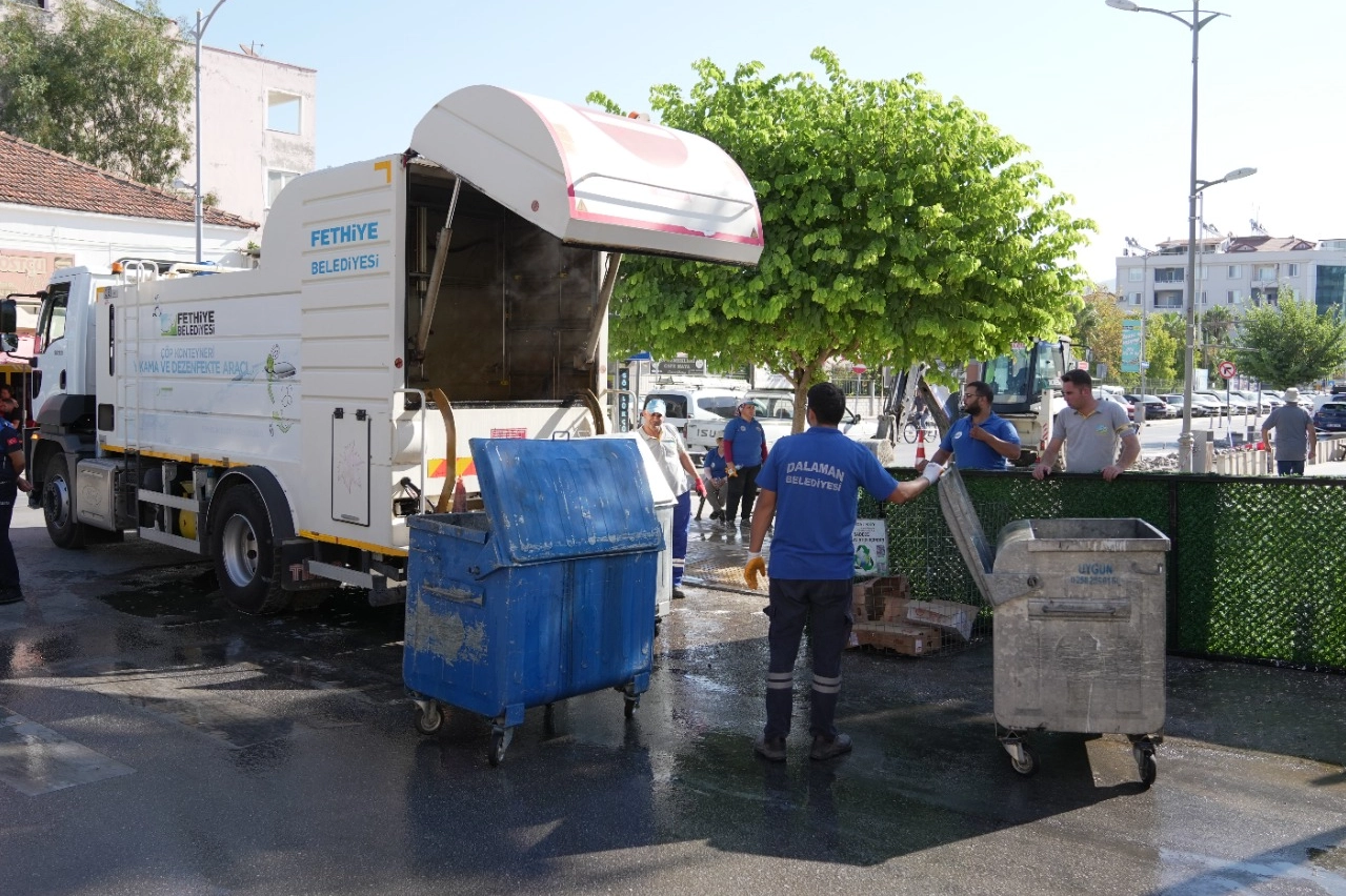 Muğla Dalaman’da çöp konteynerleri yerinde yıkandı 