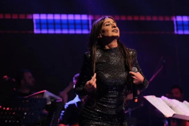 Yıldız Tilbe sahnede fenalaştı 