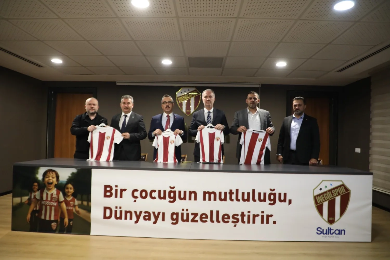 Bursa İnegöl'den 60 bin öğrenciye forma ve eşofman kampanyası 