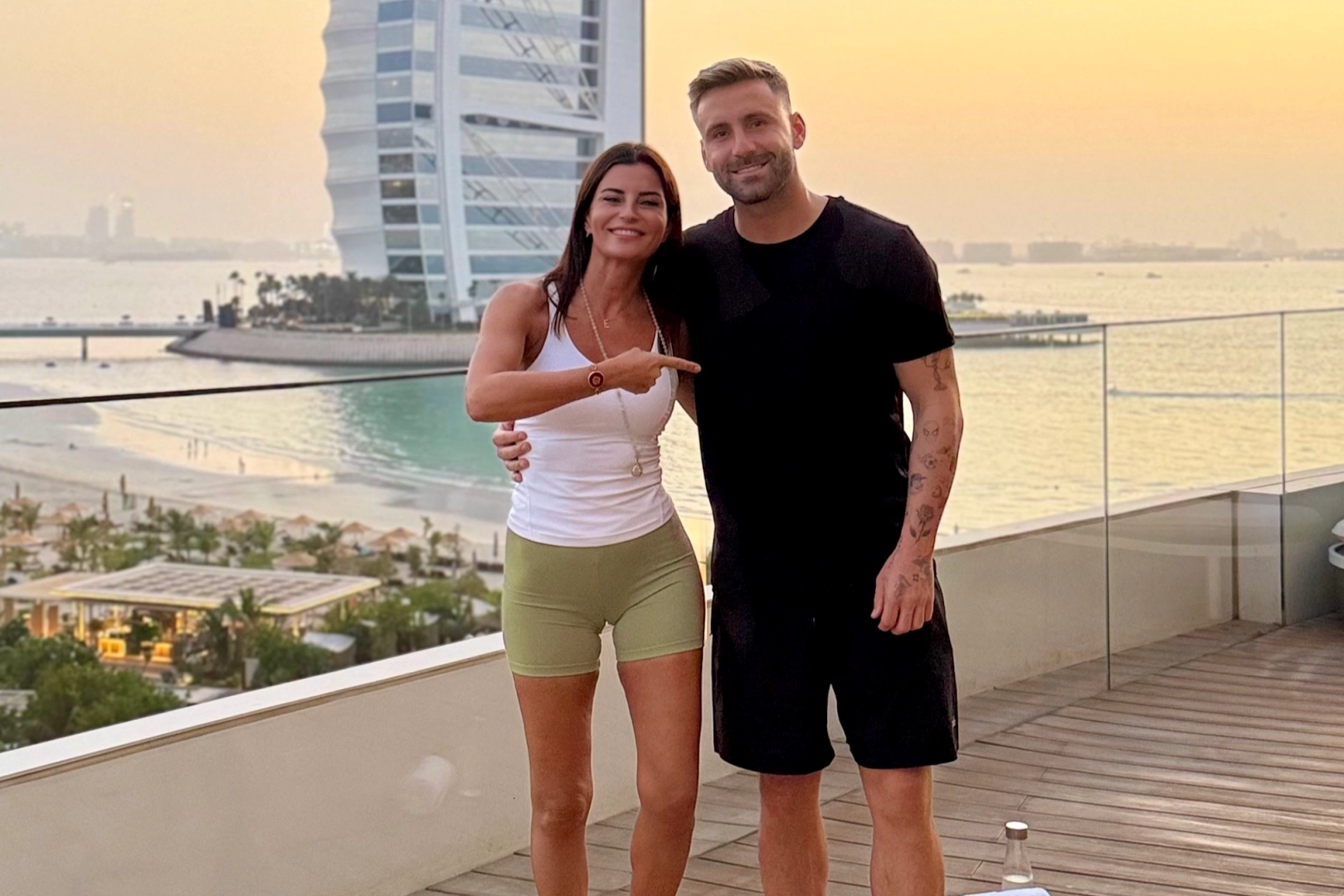 Ece Vahapoğlu'ndan İngiliz futbolcuya yoga 