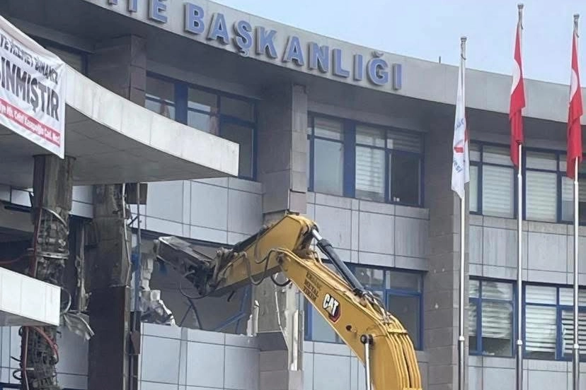Düzce Belediyesi binasının yıkımı tepki çekti! 