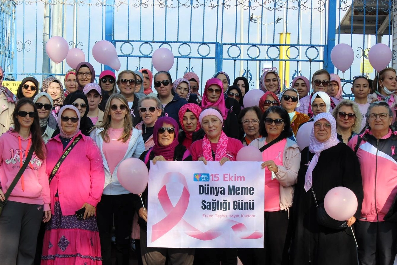 Kocaeli'de meme kanserine “pembe kurdele” ile dikkat çektiler