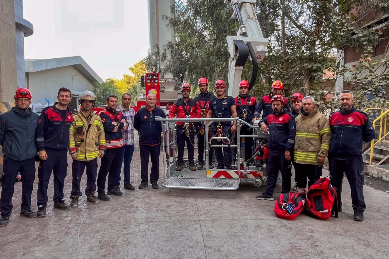 İzmir İtfaiyesi’nden baş döndüren kurtarma operasyonu 