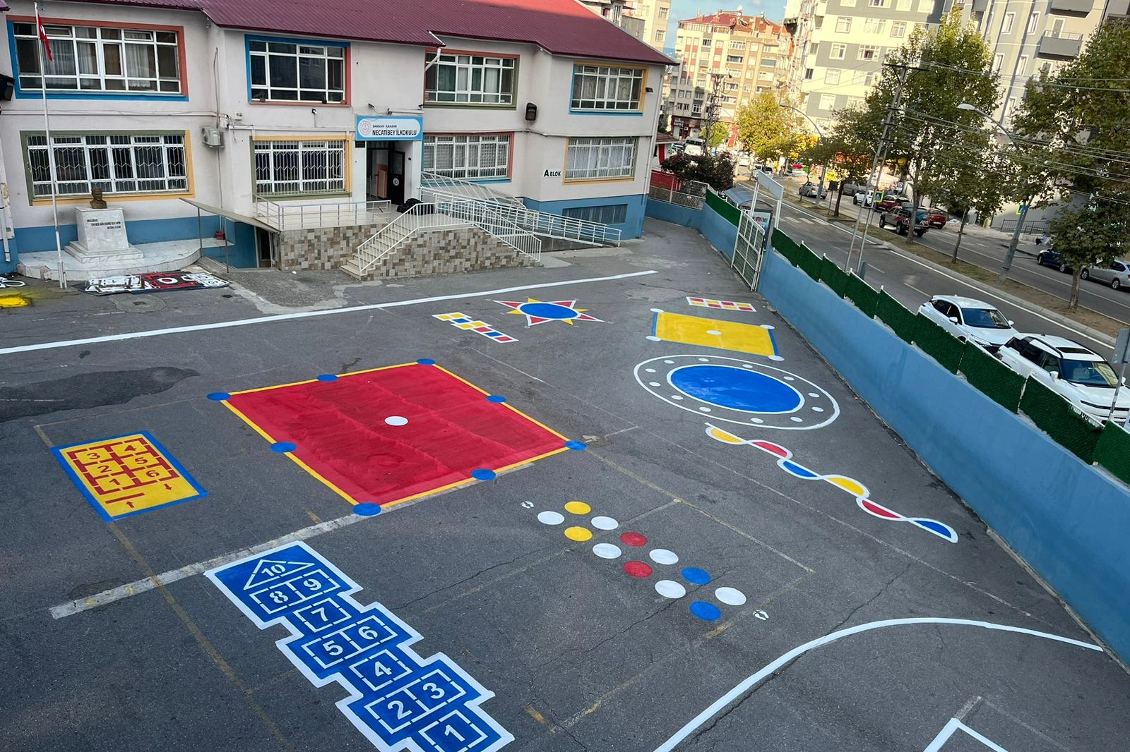 Okul bahçeleri Büyükşehir ile güzelleşiyor 