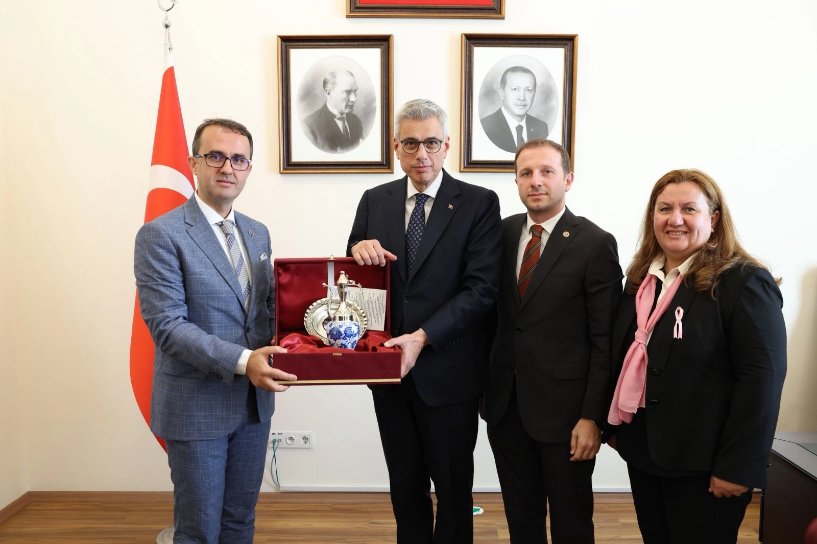 Bursa Kanserle Savaş Derneği’nden Bakan Memişoğlu’na ziyaret 
