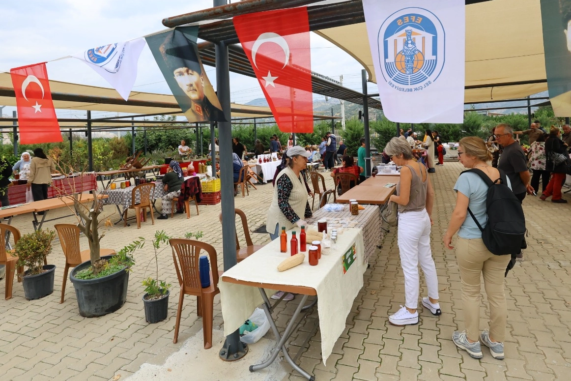 Efes Tarlası Yaşam Köyü’nde Üretici Pazarı açıldı 