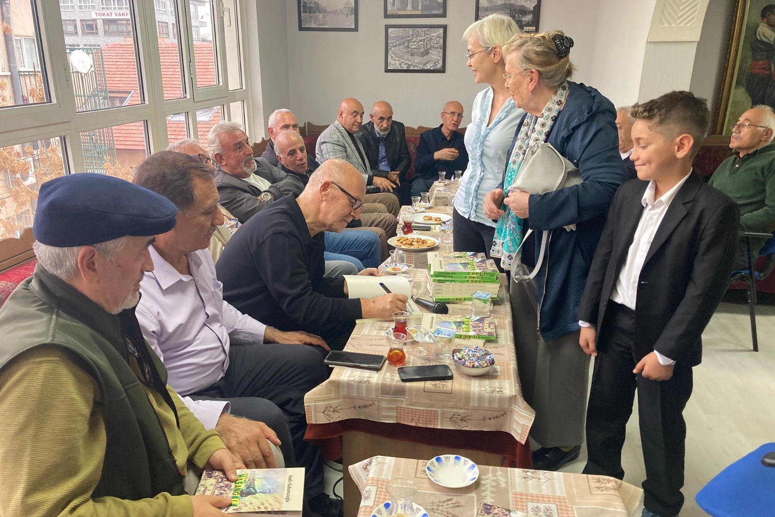 Sabuncuoğlu'nun 'Kalbimdeki Manşet: Hasangala' okurlarıyla buluştu 