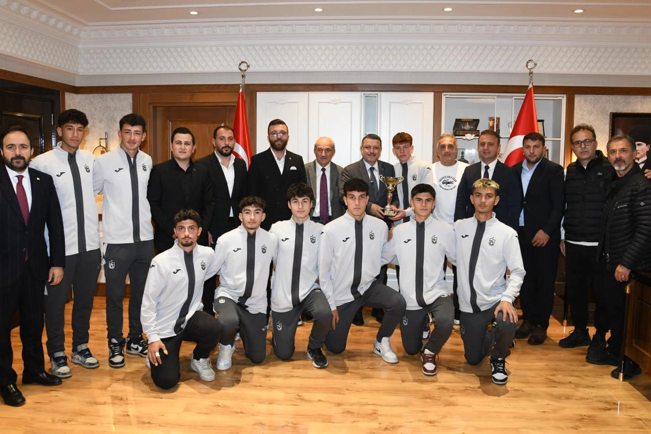 Başkan Genç’ten şampiyon öğrencilere tebrik 