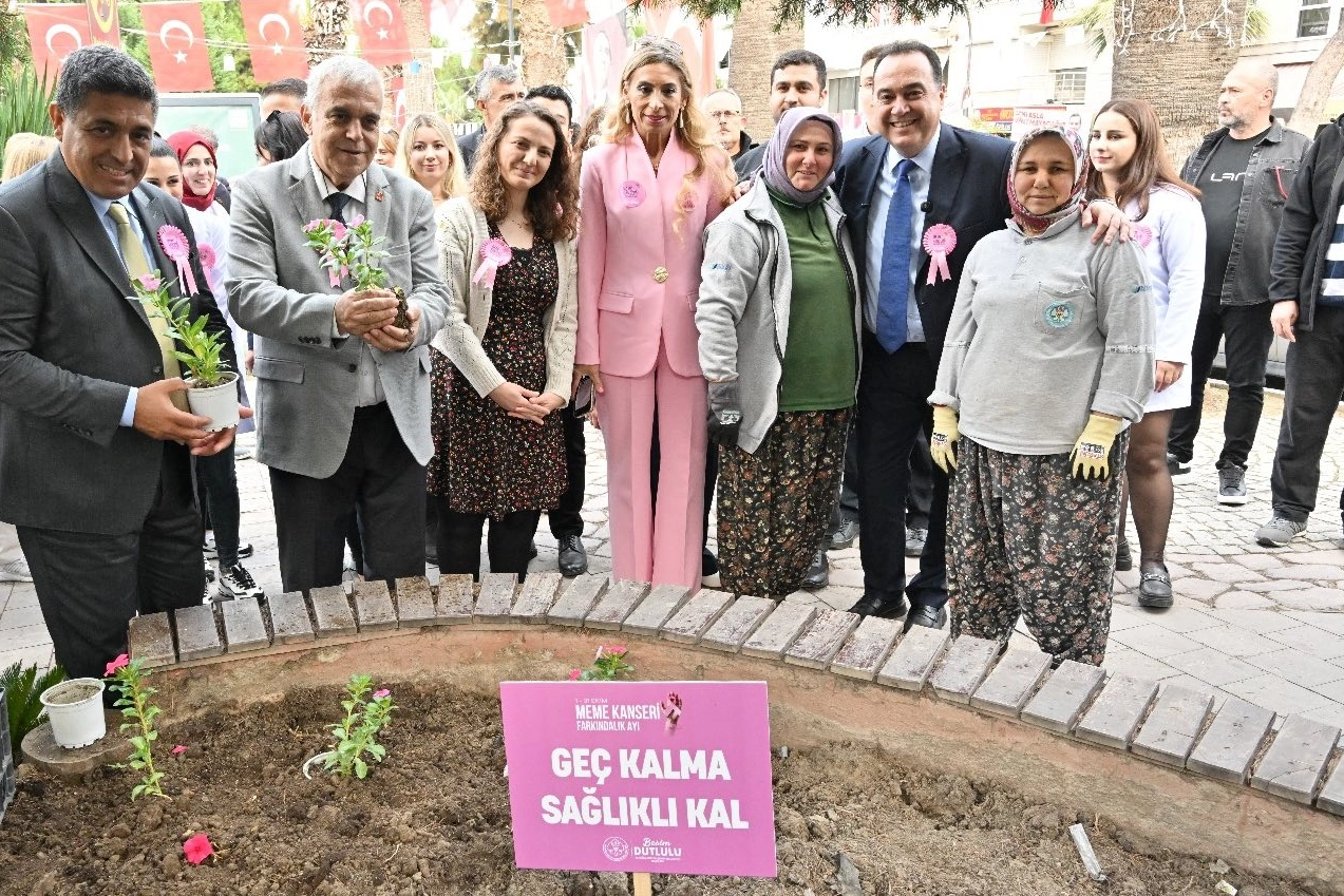 Meme kanseri için pembe çiçekler toprakla buluştu 