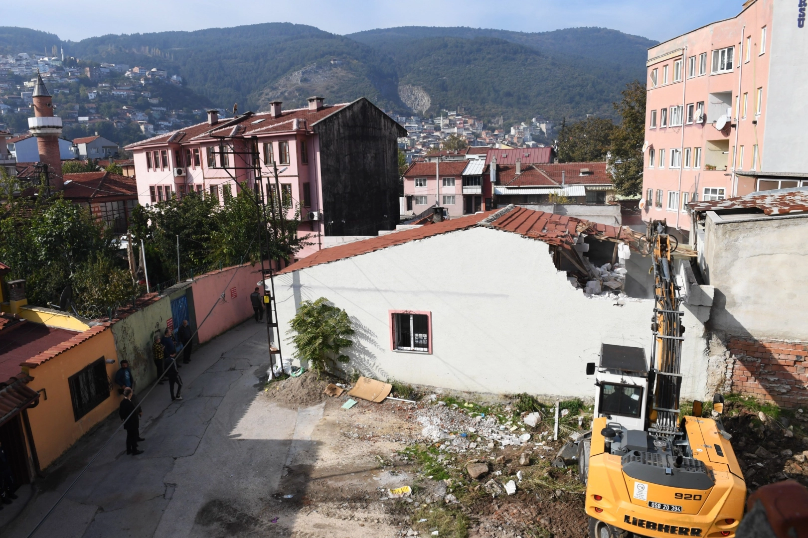 Bursa Osmangazi Belediyesi’nden tarihi koruyan yıkım 