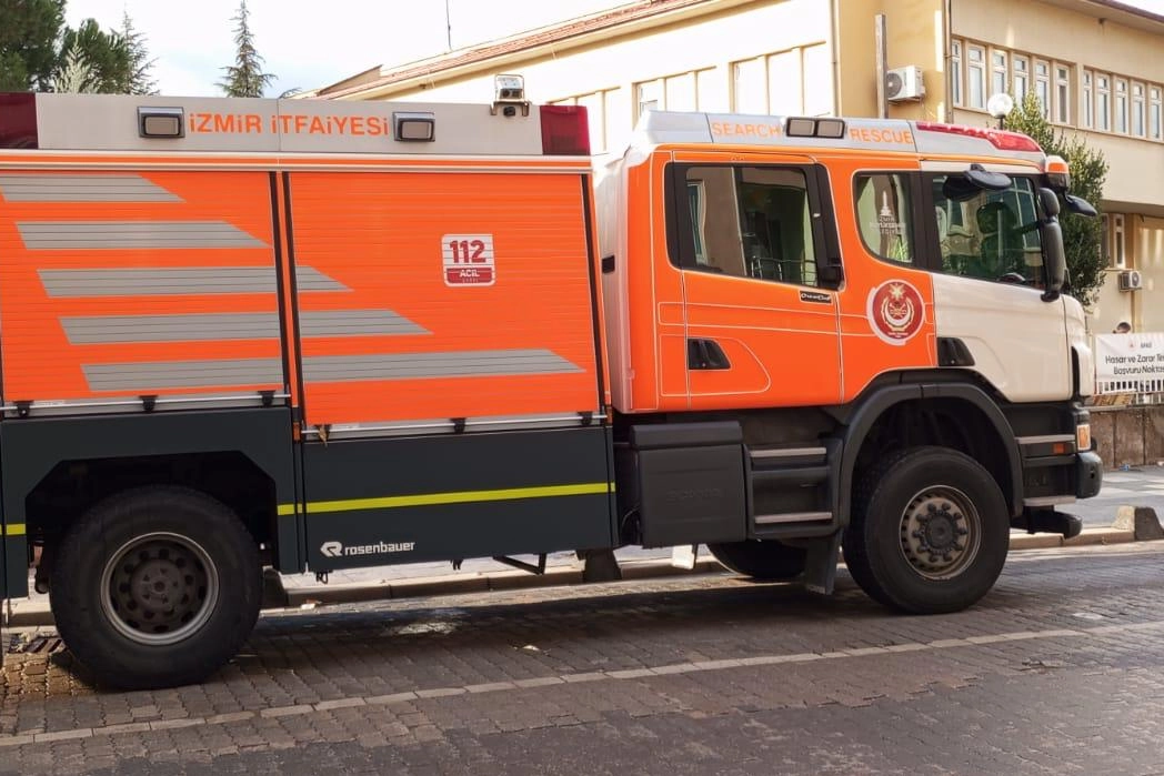 İzmir İtfaiyesi deprem sonrası destek için Sındırgı’da 