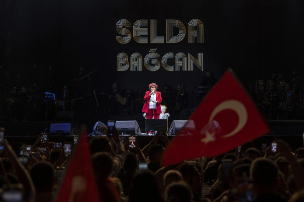 Selda Bağcan’dan Mersin’de Cumhuriyet Bayramı konseri 