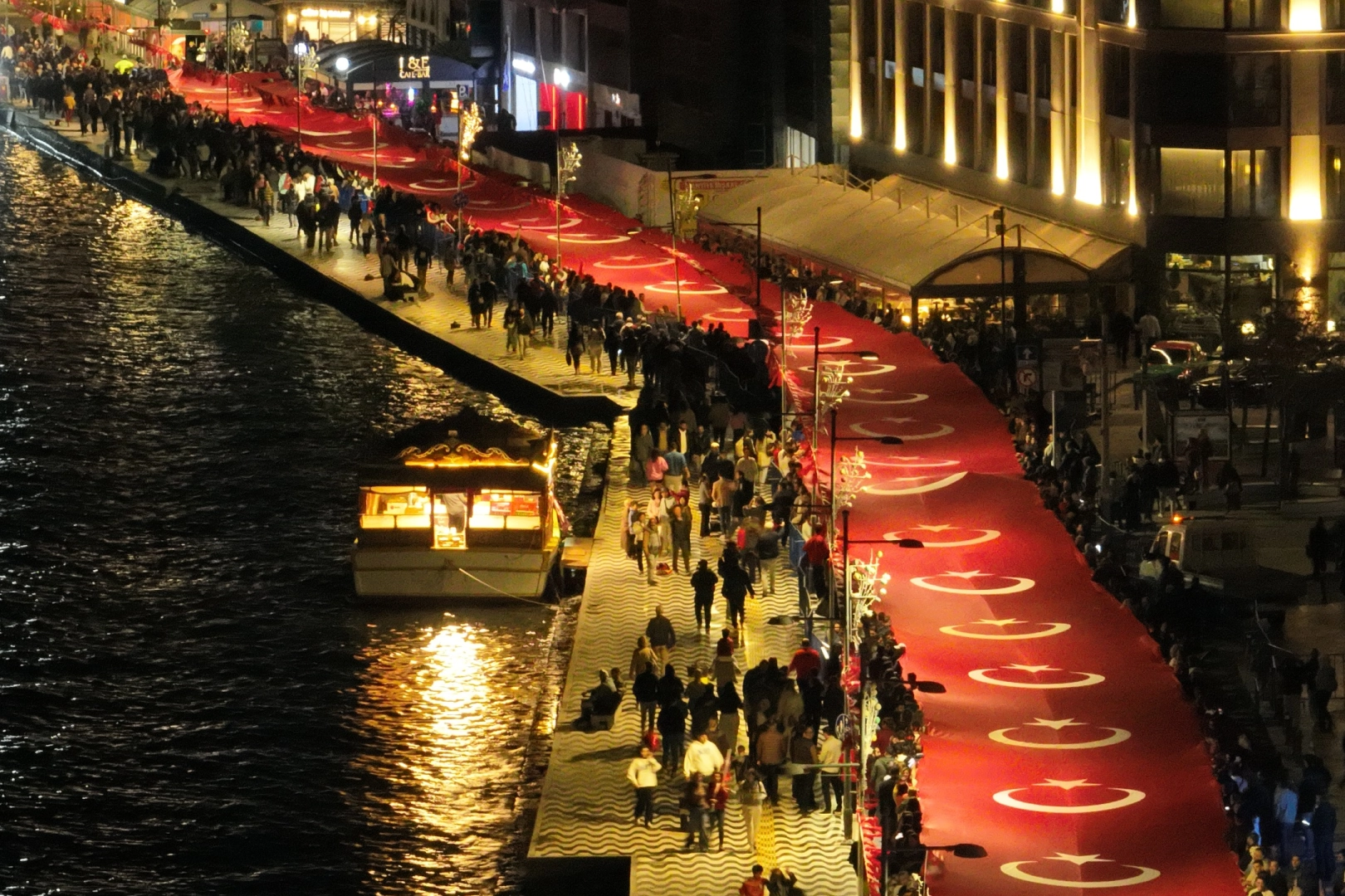 İzmir 350 metrelik Türk bayrağı ile yürüdü 