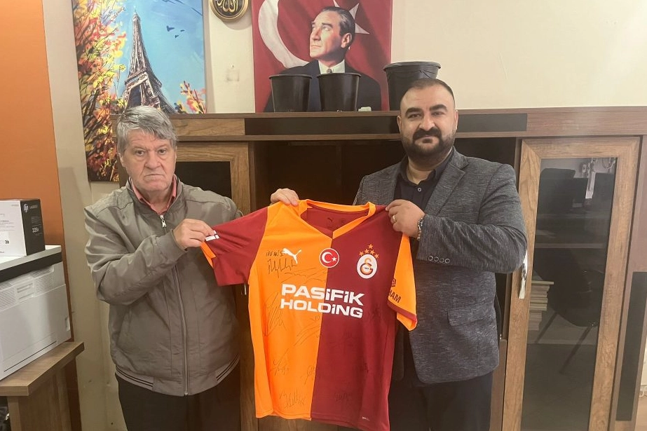 Galatasaraylı Futbolcular SMA’lı Esma için forma imzaladı 