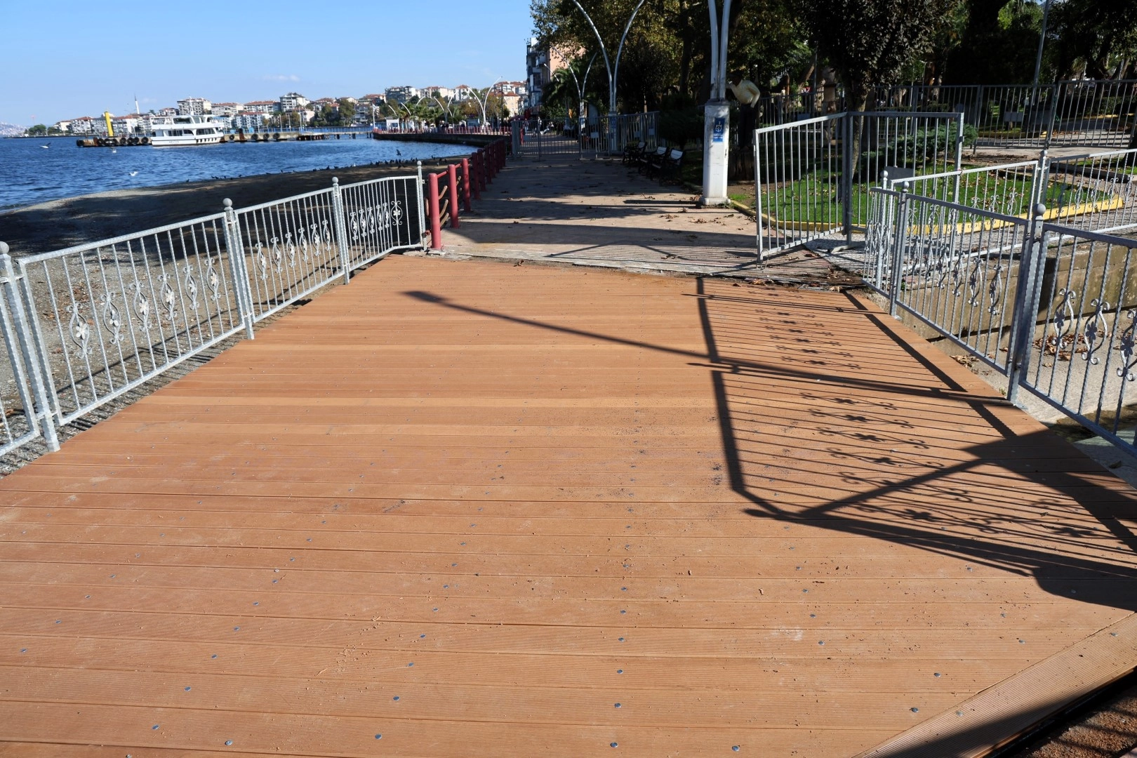 Kocaeli Değirmendere sahiline yeni yaya geçiş köprüsü 