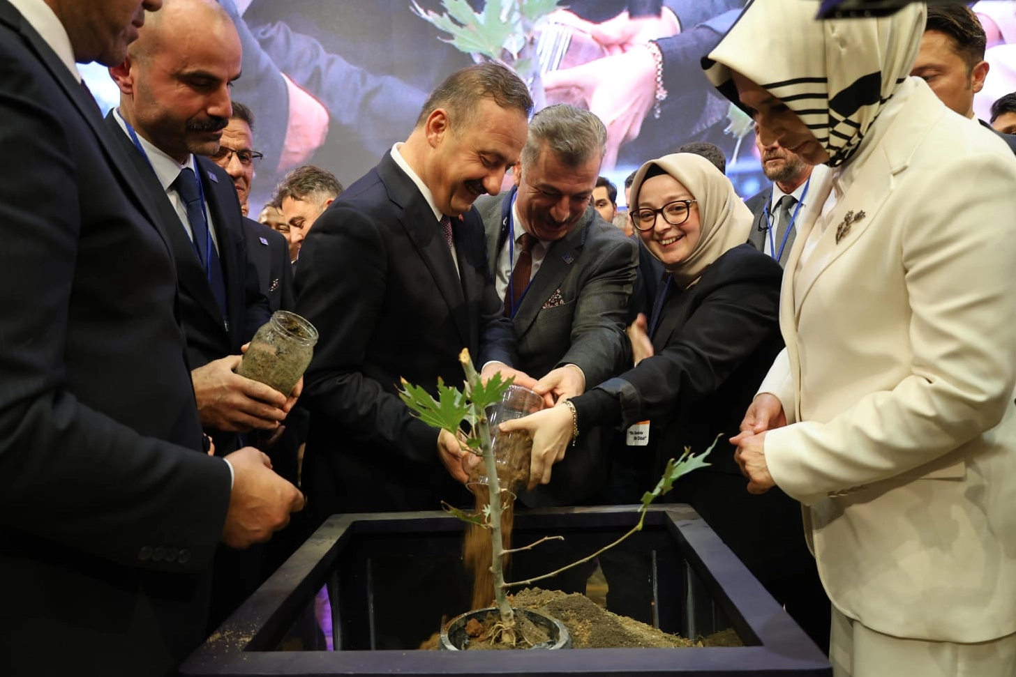 Anahtar Parti ilk yaşında 30 bin kişiyle salona sığmadı 