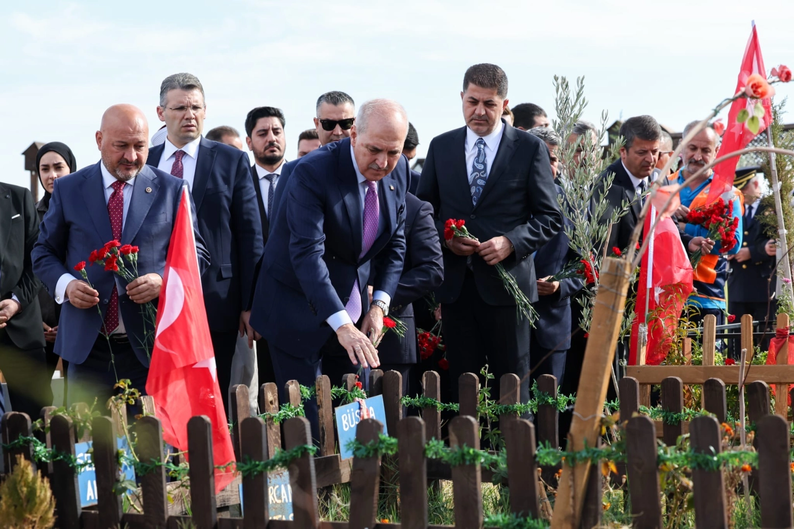 Kurtulmuş, Adıyaman’da deprem şehitlerini andı 