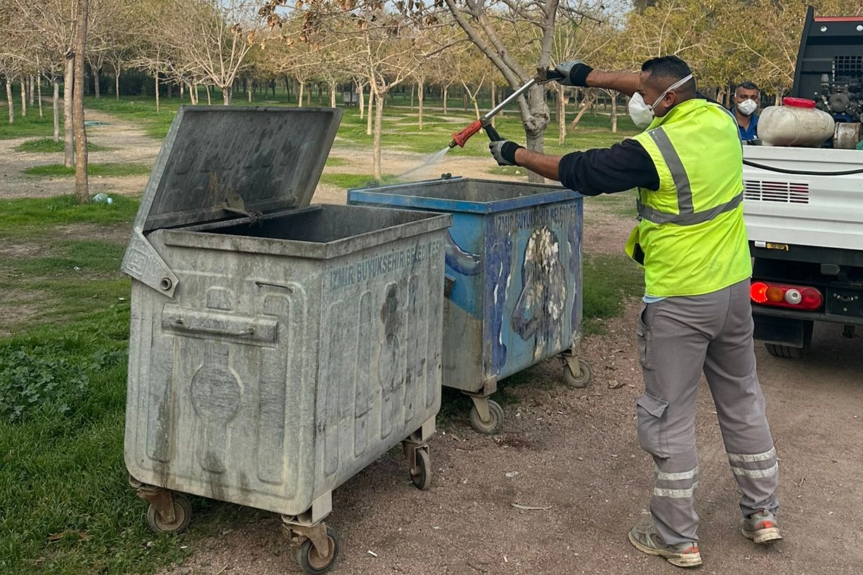 İzmir'de karasinekle yoğun mücadele 
