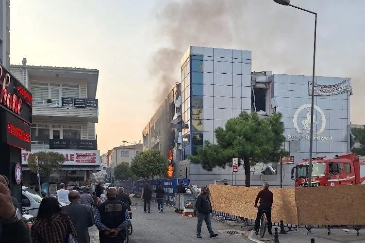 Düzce'de belediye binası yıkımında yangın paniği! 