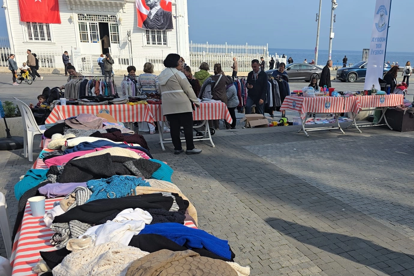 Mudanya'da sokak hayvanları için ikinci el giysi etkinliği 