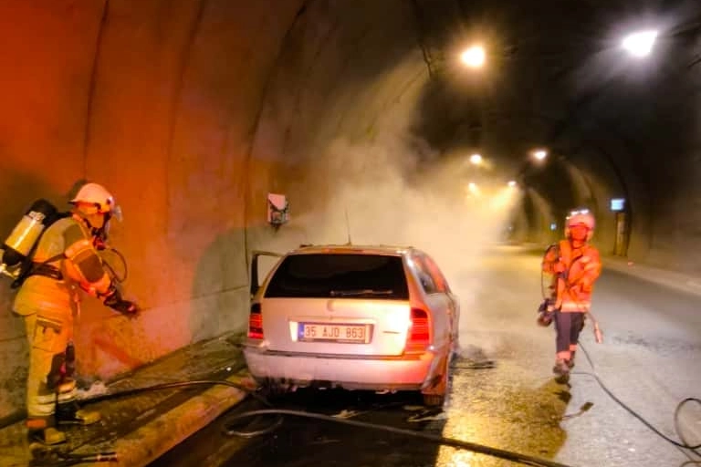 Konak Tünelleri’ndeki araç yangınına hızlı müdahale 