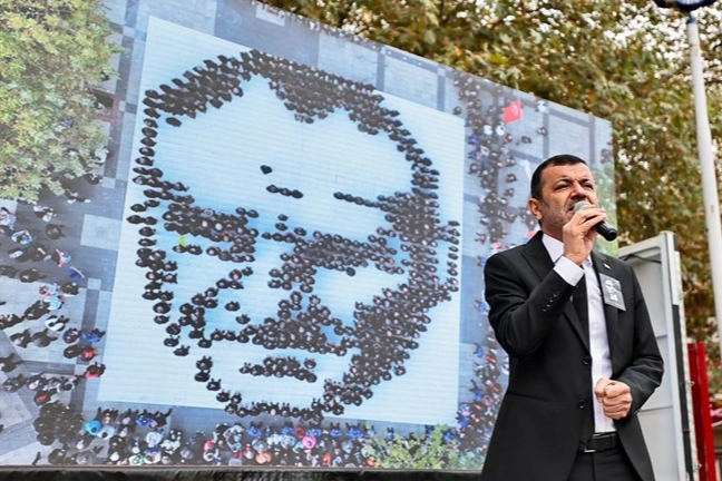 Denizli'de belediye personelleri Atatürk silüeti oluşturdu 