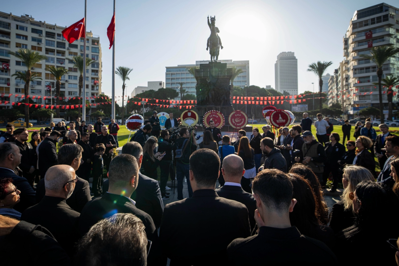 CHP İzmir Ata’sını andı 