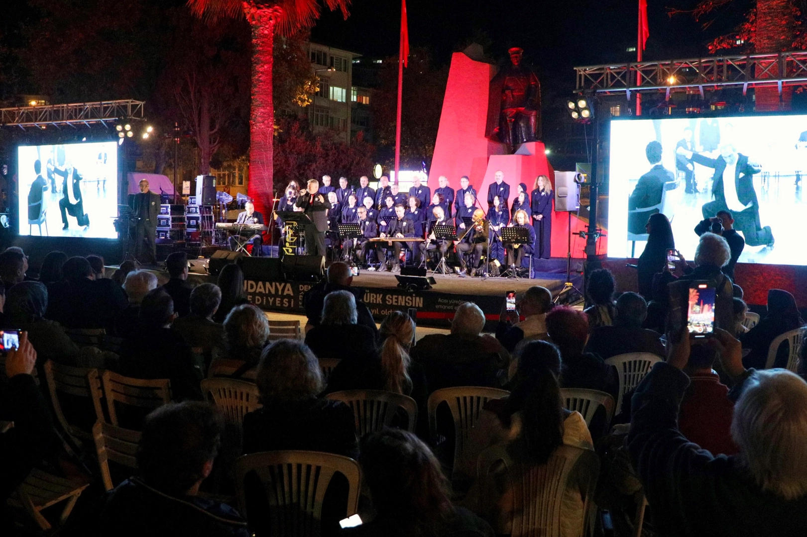 Mudanyalıların kalbi Atatürk için attı 