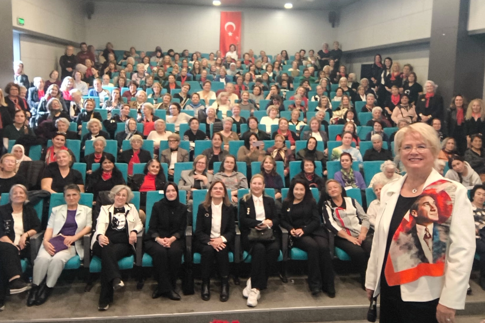 Bursa Nilüferli kadınlar Atatürk'ü sevdiği şarkılarla andı 