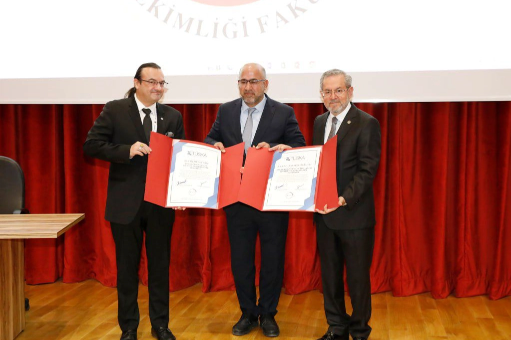 Ankara Üniversitesi Diş Hekimliği Fakültesi TÜSKA akreditasyon belgesi aldı 