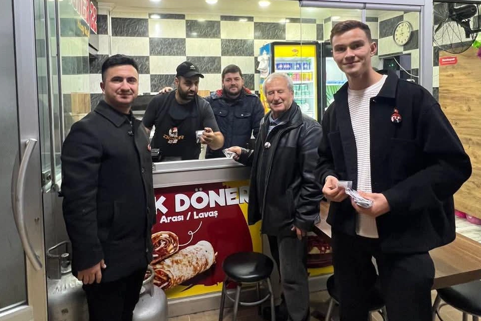 Edirne Keşan’da AK Parti Gençlik Kolları Atatürk rozeti dağıttı 