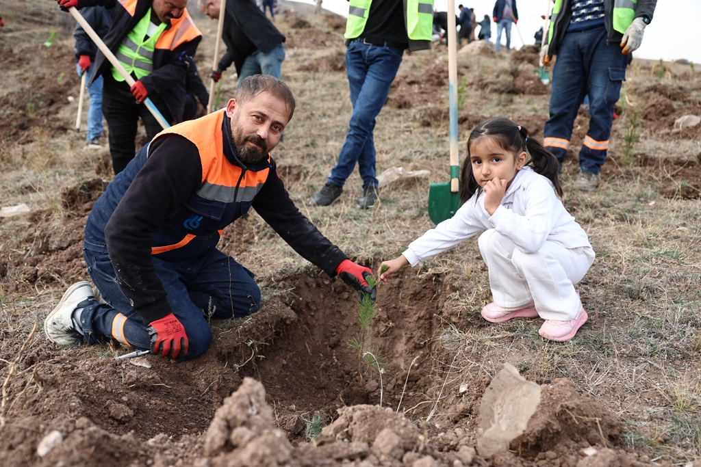 Sivas’ta Muhsin Yazıcıoğlu Vefa Ormanı’na 58 bin fidan 
