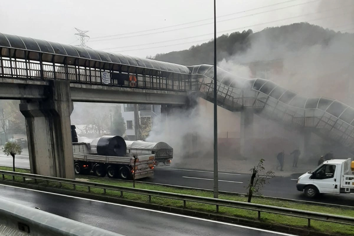 Düzce’de seyir halindeki tırın dorsesinde yangın çıktı 
