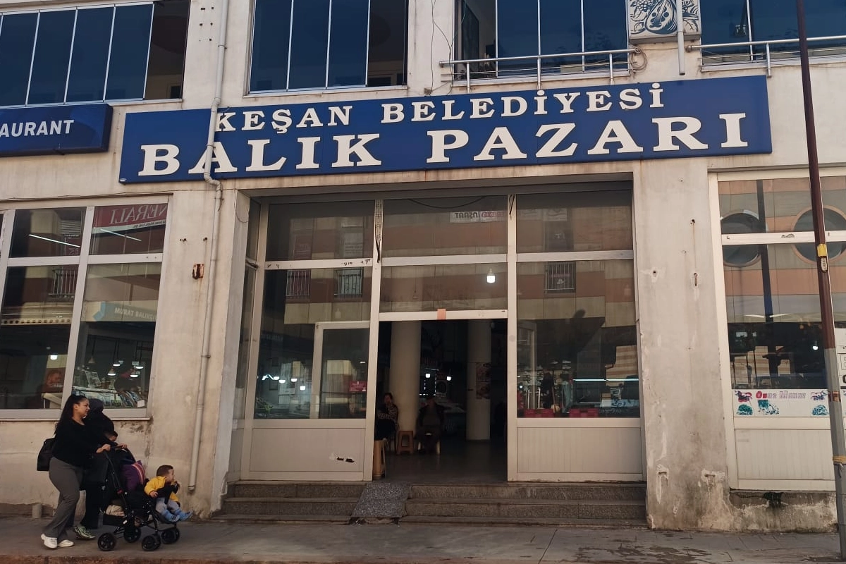 Edirne Keşan Balık Pazarı’nda kanalizasyon sorunu sürüyor! 