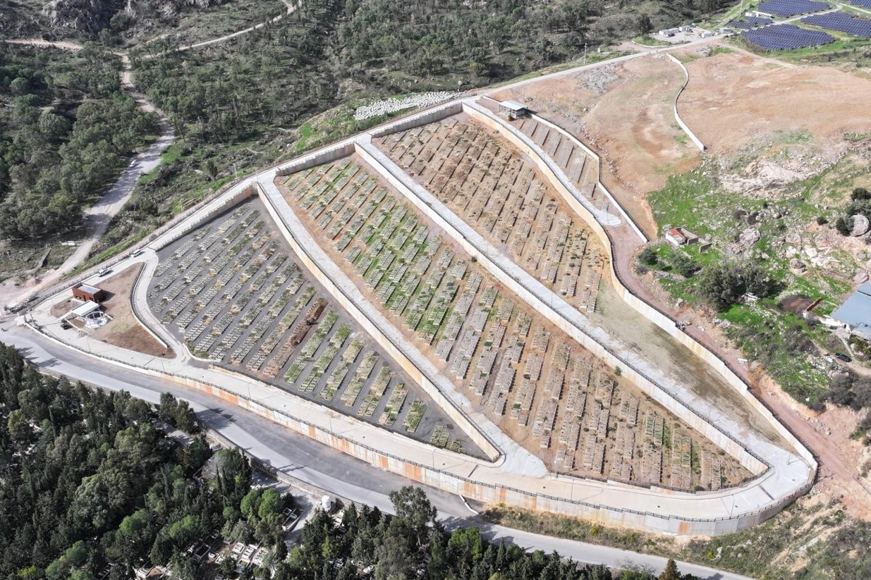 İzmir'de 'çift katlı' mezarlık! 