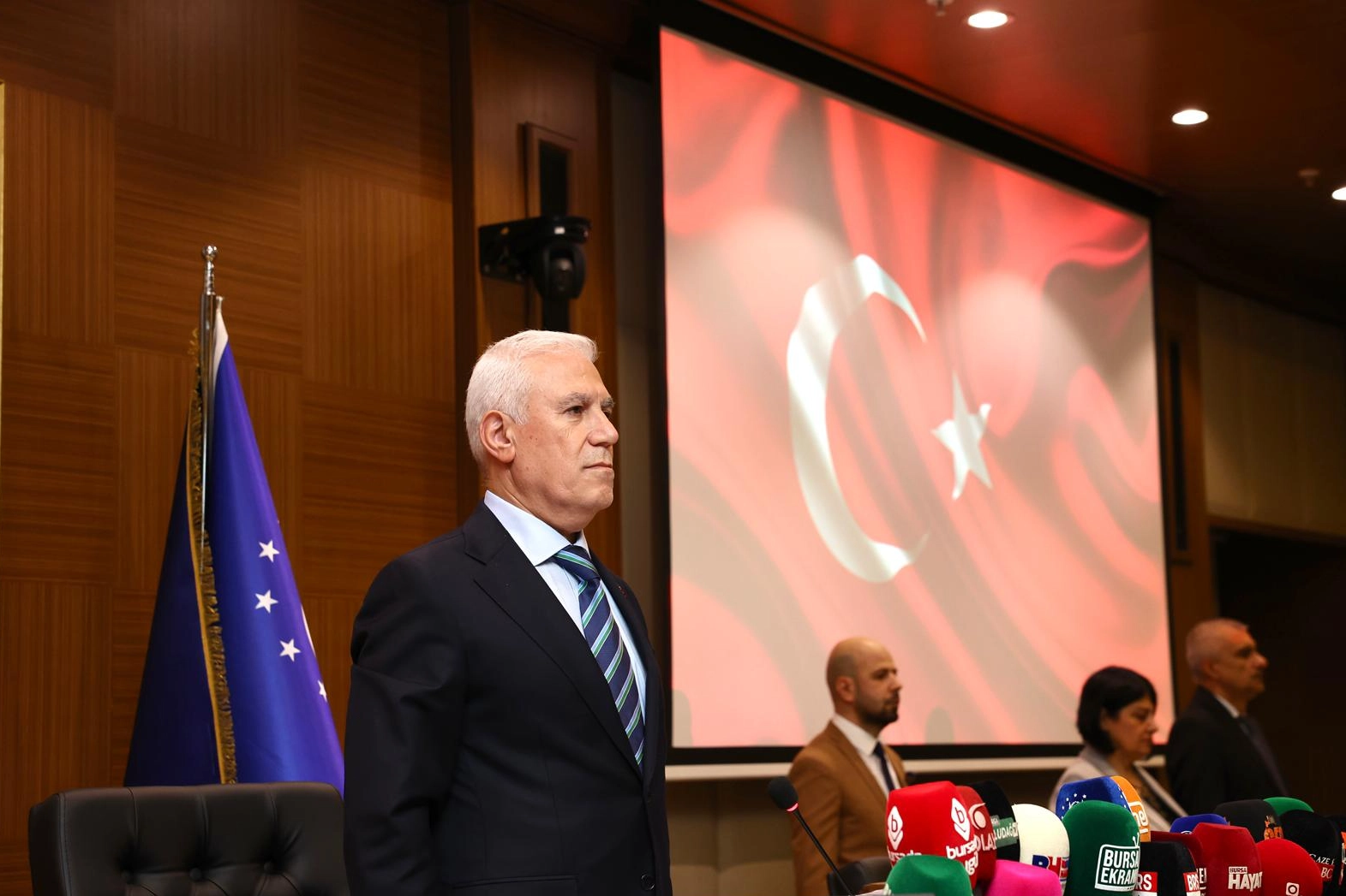 Bursa Büyükşehir Meclisi’nde şehitler için saygı duruşu 