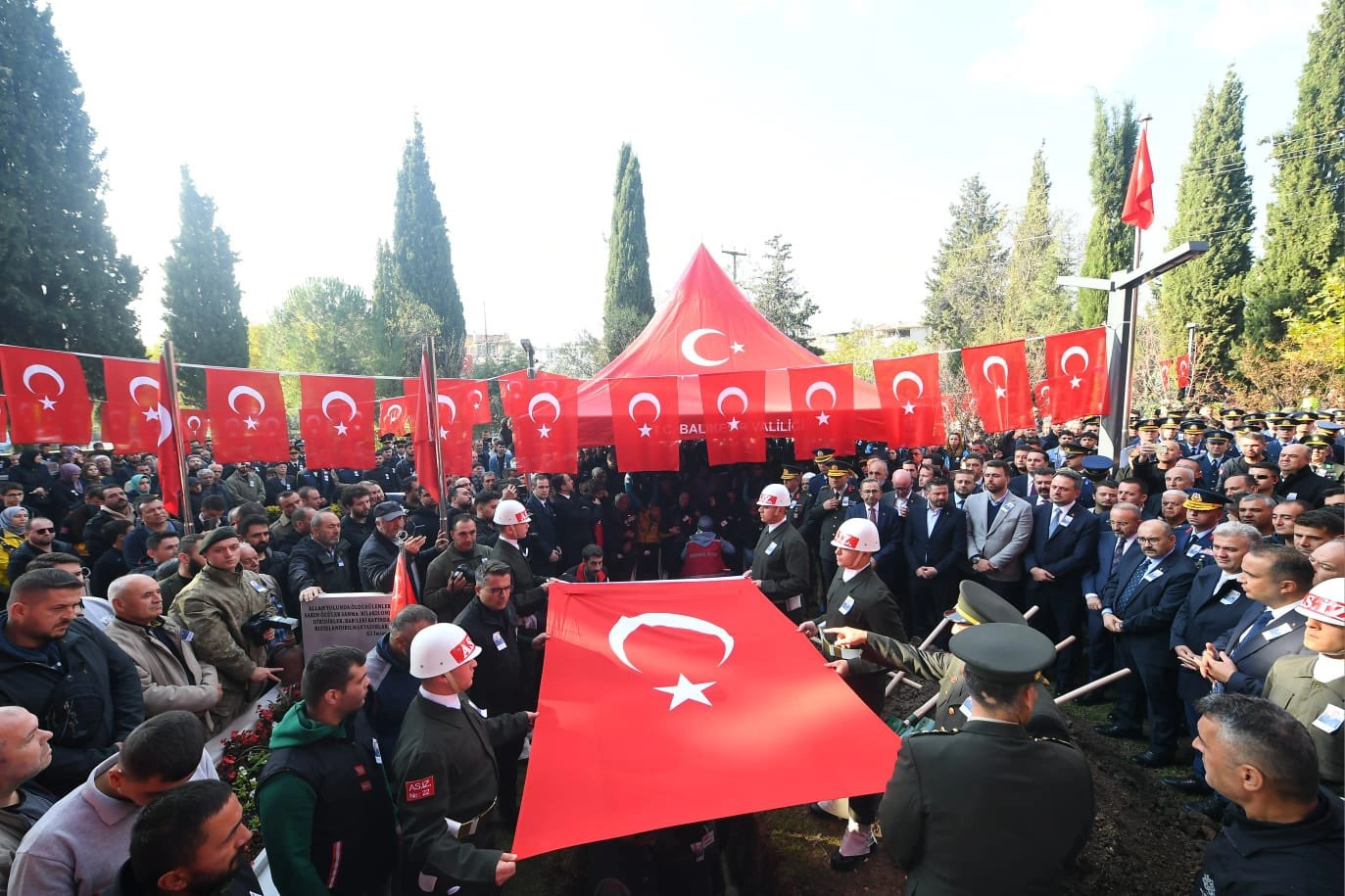 Balıkesir, şehit Uzman Çavuş Emre Sayın'ı son yolculuğuna uğurladı 