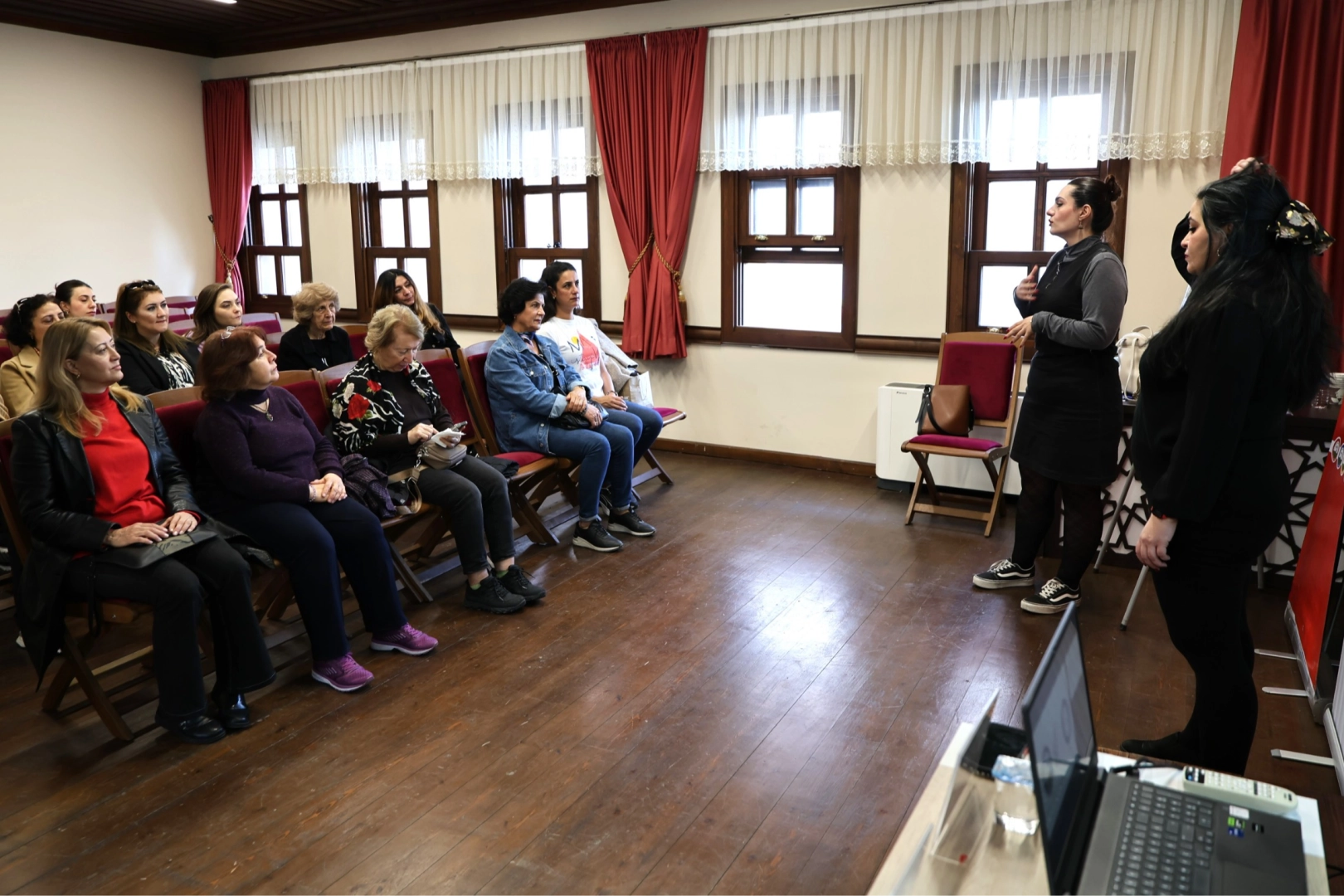 Bursa'da kadınlar şiddet türlerini Osmangazi’de öğrendi 