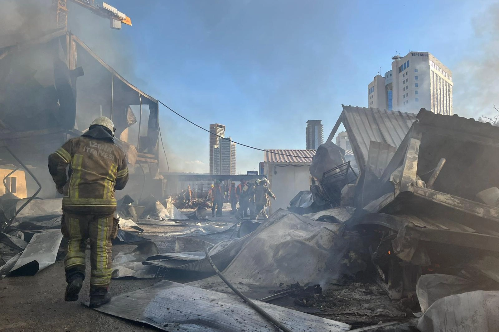 İzmir İtfaiyesi Bayraklı’daki yangına anında müdahale etti 