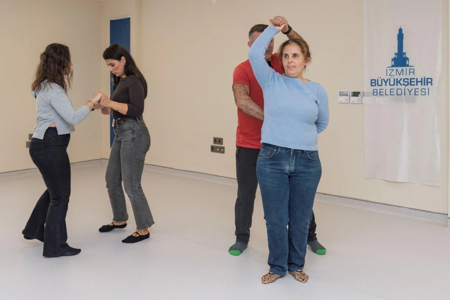 İzmir'de görme engellilere 'dansla terapi' 