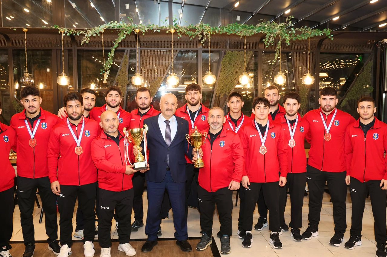 Başkan Büyükgöz şampiyon güreşçileri ağırladı 