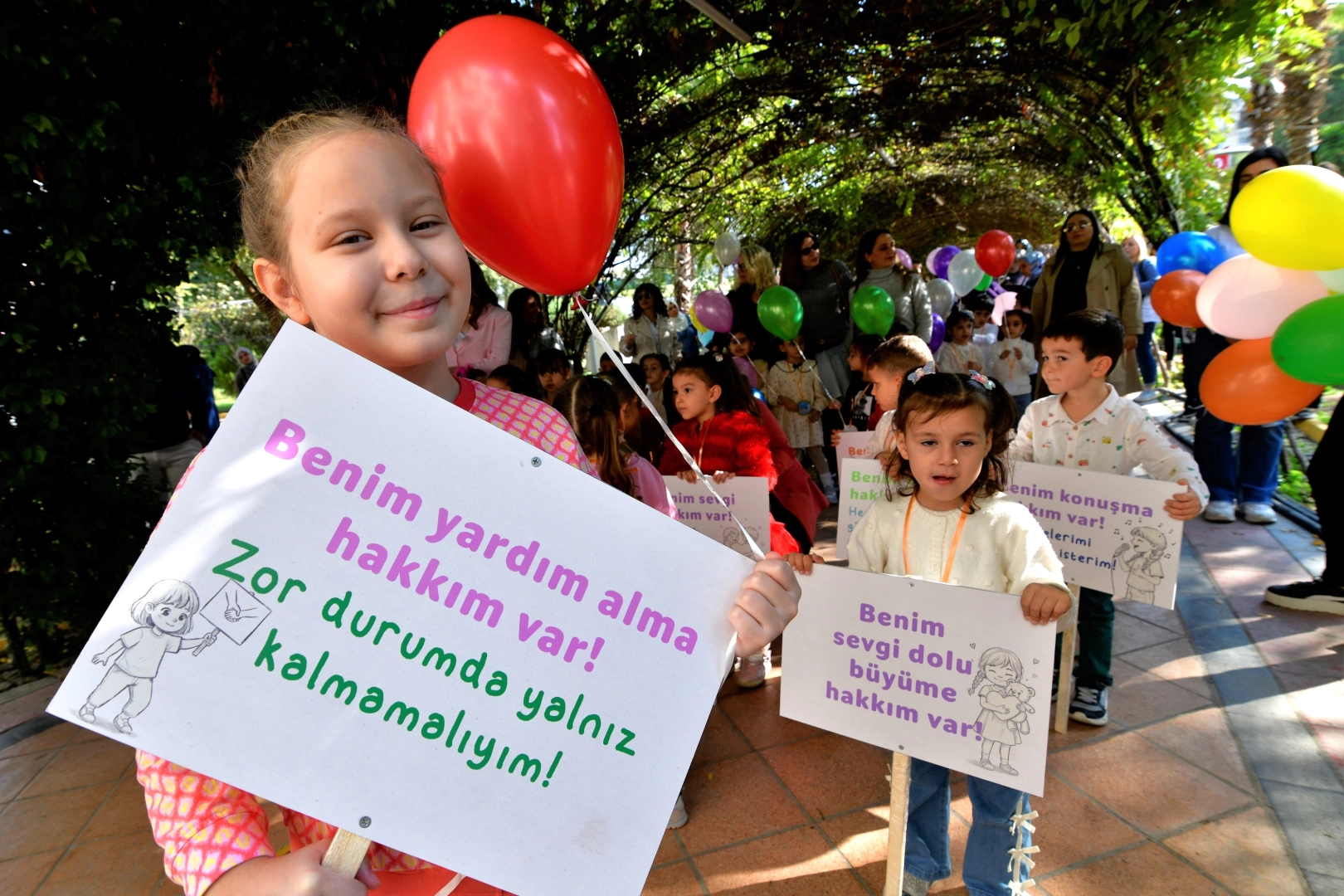 İzmir Bornova'da çocuklardan renkli etkinlik 