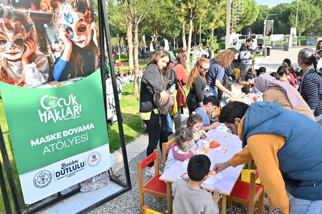 Manisalı çocuklar haklarını eğlenerek öğrendi 