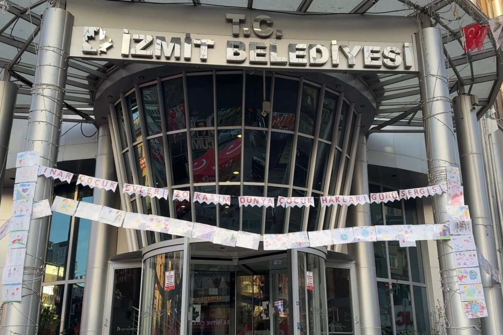 İzmit'te çocukların eserleri belediyede, mutlulukları ekranda 