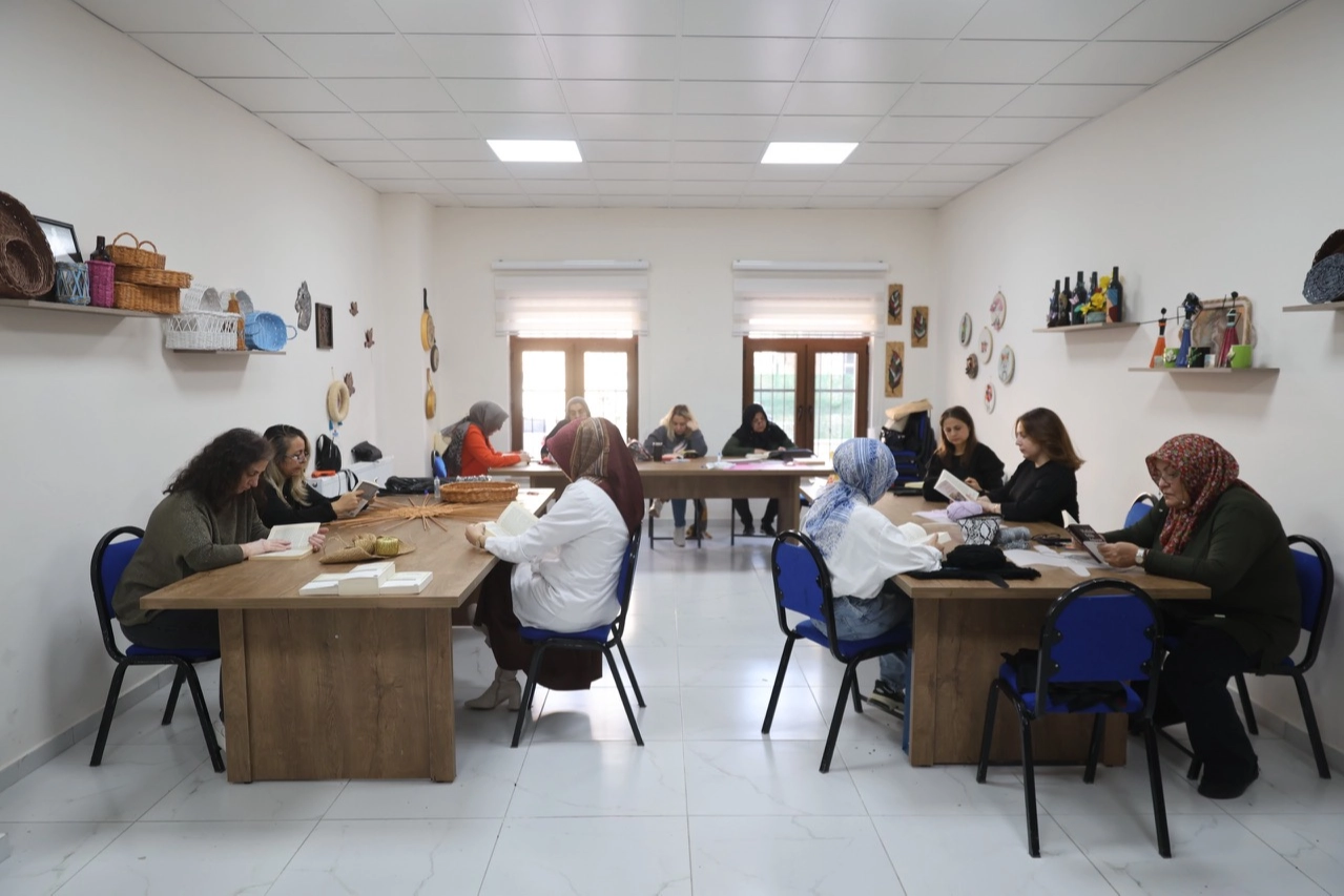 Nevşehir Belediyesi kursiyerlerine kitap okuma etkinlği 