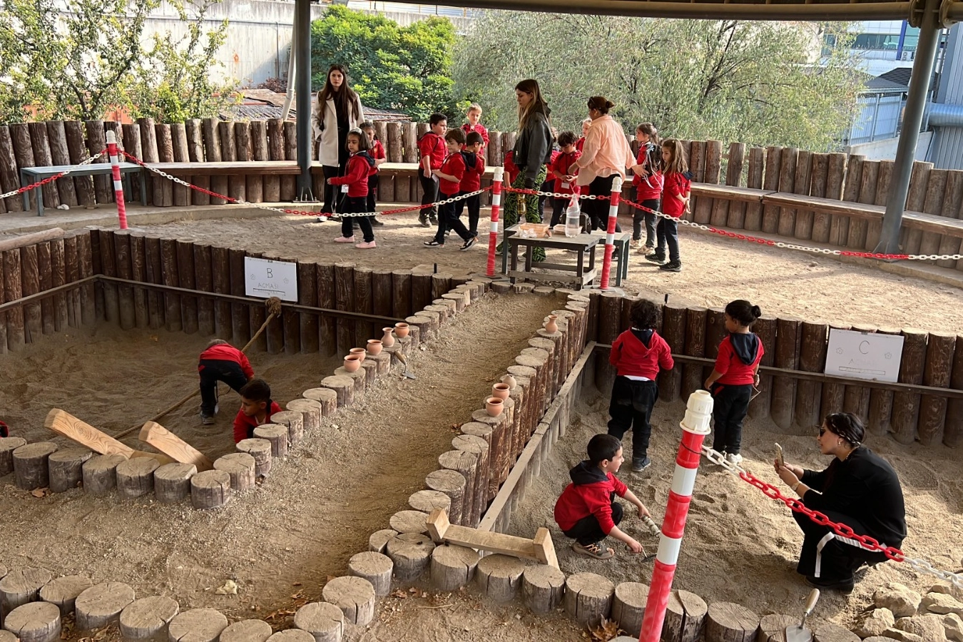 Bursa'da öğrenciler, arkeolojiyi tanıyor 